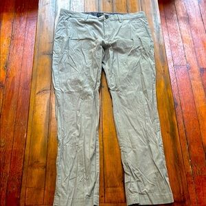 Banana Republic lightweight Aiden chino’s